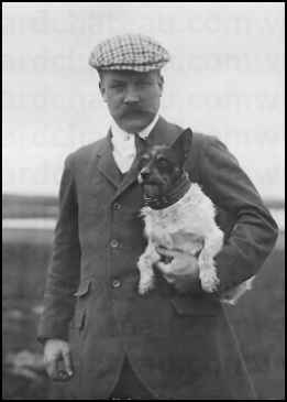  Jacques Faure et son chien � Dirigeable 